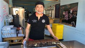 影帝湯志偉在士林夜市賣古早味蛋糕。（記者郭奕均攝影）