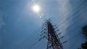 高溫用電量再破紀錄（2）大台北地區18日中午飆出攝氏37.4度高溫，再度刷新今年台北高溫紀錄。台電官網用電量即時統計顯示，接近下午2時的用電量達到3482.7萬瓩，也打破17日紀錄。中央社記者孫仲達攝　107年5月18日
