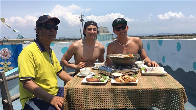 小鮮肉露點飄BL味　他猛盯看到出神