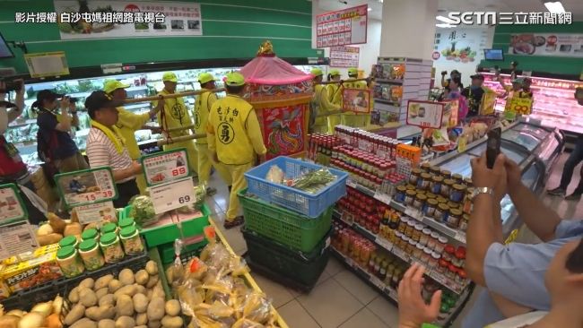 媽祖急衝銀行又逛超市　讓信眾讚爆