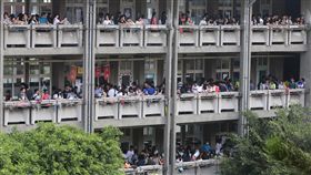 國中教育會考第二天（1）107年國中教育會考20日進行自然、英語閱讀、英語聽力三項科目考試，考生全力衝刺希望拚好成績。中央社記者郭日曉攝　107年5月20日