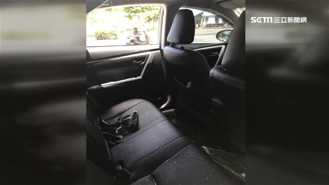 前車迴轉害急煞！司機持木棍怒砸車窗