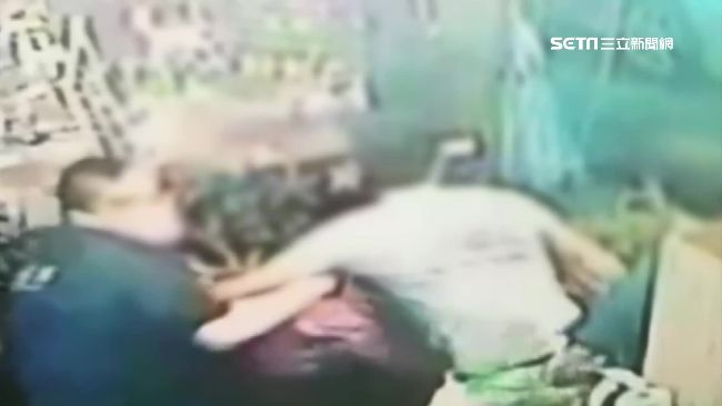 串燒店無辜遭砸　竟為一箱「黑珍珠」