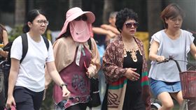 民眾防曬全副武裝（1）中央氣象局預報，15日在偏南風吹拂下，白天氣溫持續偏高，各地高溫都在攝氏31、32度以上，西半部上看34度，中午前後紫外線指數易達到過量級或危險級，提醒民眾注意補充水分及防曬。圖為走在台北街頭的民眾做好防曬措施。中央社記者吳翊寧攝　107年5月15日