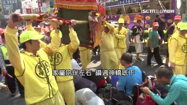 白沙屯媽祖回鑾　男腦溢血癱瘓鑽神轎
