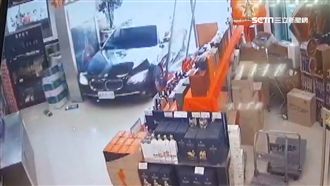 大七撞爆洋酒行　下車欣賞慘狀再暴衝