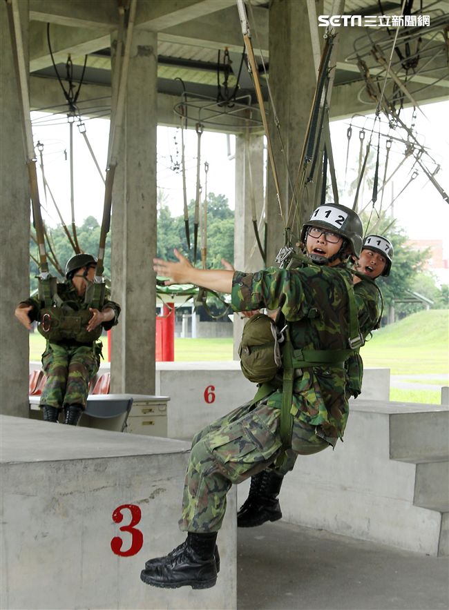 傘兵學員實施地面吊架訓練。（記者邱榮吉/屏東拍攝）