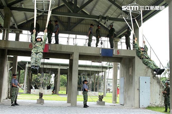 傘兵學員實施地面擺動著路訓練。（記者邱榮吉/屏東拍攝）