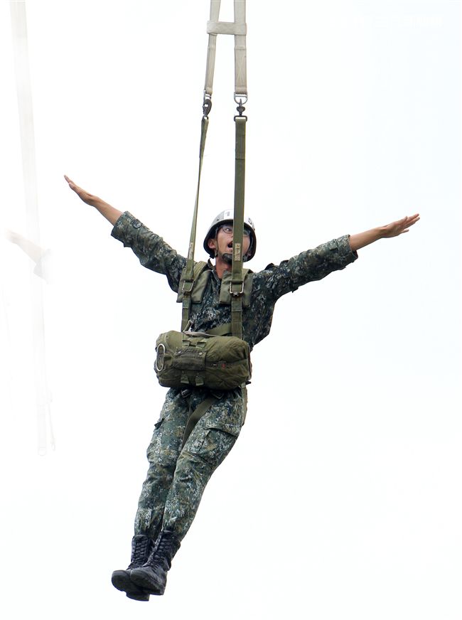 傘兵學員實施高塔訓練。（記者邱榮吉/屏東拍攝）
