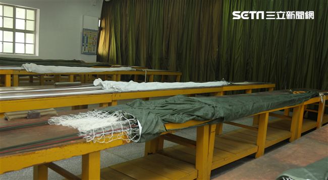 保傘連摺傘人員很細心的將每一條傘繩整理好，讓跳傘的弟兄無後顧之憂。（記者邱榮吉/屏東拍攝）