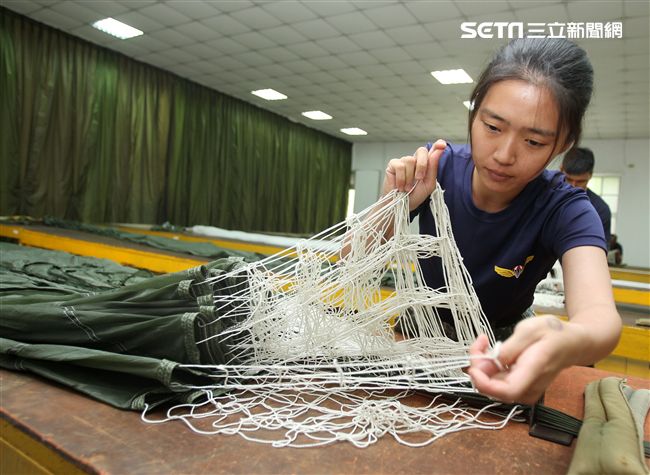 保傘連摺傘人員很細心的將每一條傘繩整理好，讓跳傘的弟兄無後顧之憂。（記者邱榮吉/屏東拍攝）