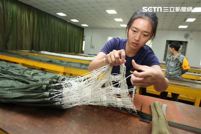 保傘連摺傘人員很細心的將每一條傘繩整理好，讓跳傘的弟兄無後顧之憂。（記者邱榮吉/屏東拍攝）