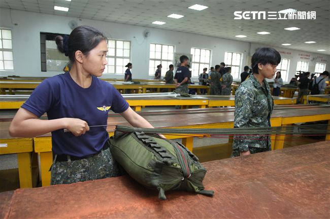 保傘連摺傘人員很細心的將每一條傘繩整理好，讓跳傘的弟兄無後顧之憂。（記者邱榮吉/屏東拍攝）