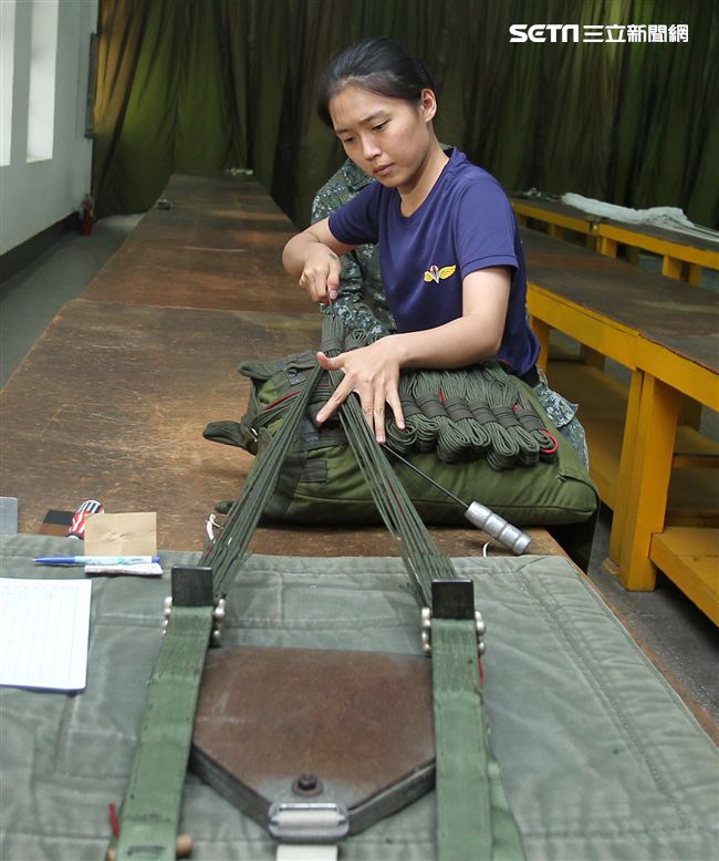 保傘連摺傘人員很細心的將每一條傘繩整理好，讓跳傘的弟兄無後顧之憂。（記者邱榮吉/屏東拍攝）