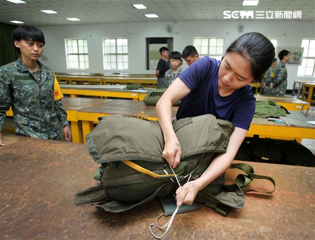 保傘連摺傘人員很細心的將每一條傘繩整理好，讓跳傘的弟兄無後顧之憂。（記者邱榮吉/屏東拍攝）