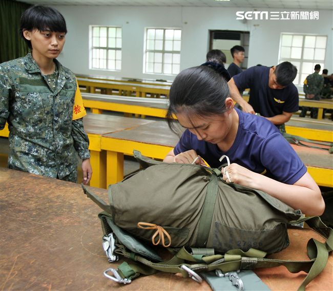 保傘連摺傘人員很細心的將每一條傘繩整理好，讓跳傘的弟兄無後顧之憂。（記者邱榮吉/屏東拍攝）