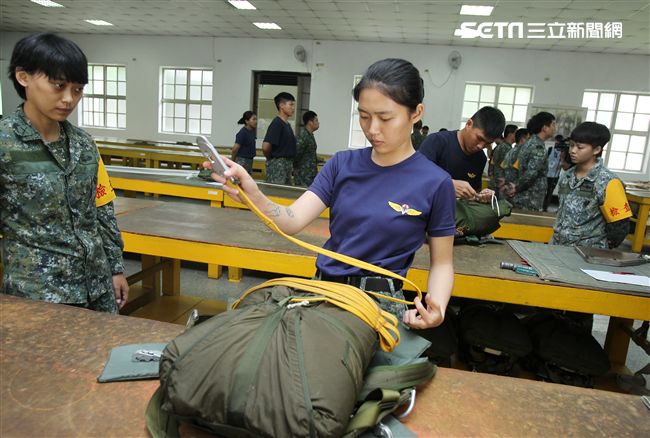 保傘連摺傘人員很細心的將每一條傘繩整理好，讓跳傘的弟兄無後顧之憂。（記者邱榮吉/屏東拍攝）