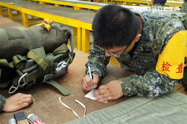 保傘連摺傘人員很細心的將每一條傘繩整理好，讓跳傘的弟兄無後顧之憂。（記者邱榮吉/屏東拍攝）