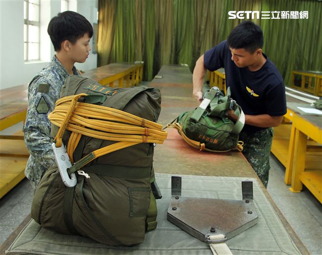 保傘連摺傘人員很細心的將每一條傘繩整理好，讓跳傘的弟兄無後顧之憂。（記者邱榮吉/屏東拍攝）