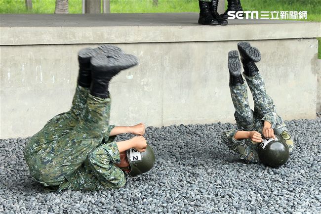 傘兵學員實施地面五點著陸訓練。（記者邱榮吉/屏東拍攝）