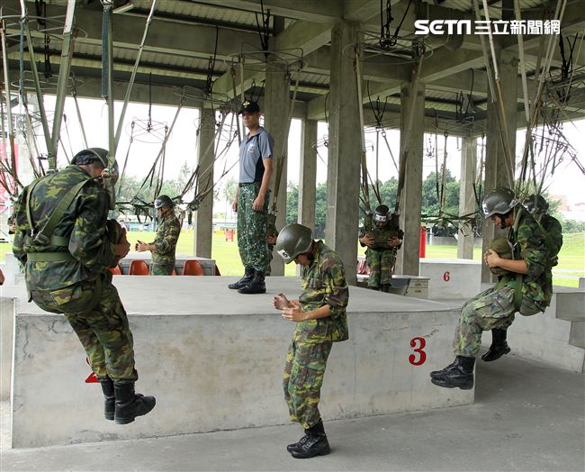 傘兵學員實施地面吊架訓練。（記者邱榮吉/屏東拍攝）