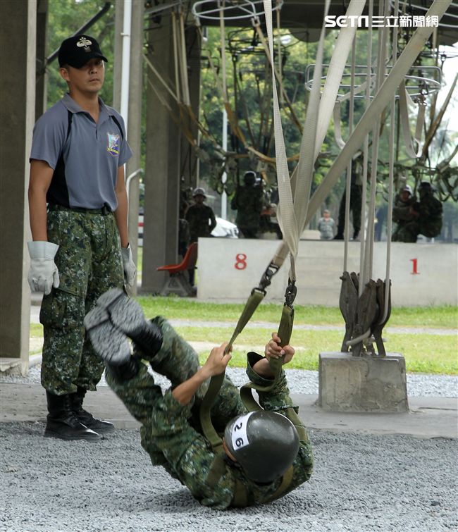 傘兵學員實施地面擺動著路訓練。（記者邱榮吉/屏東拍攝）