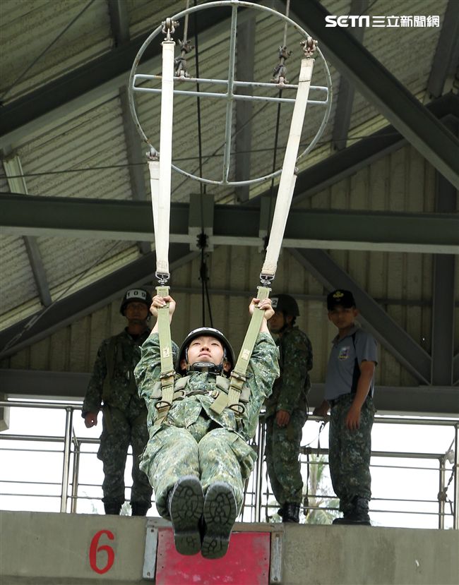 傘兵學員實施地面擺動著路訓練。（記者邱榮吉/屏東拍攝）