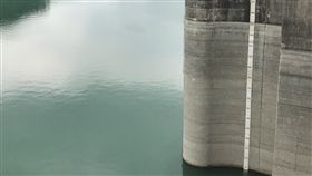 石門蓄水率跌破5成　部分地區用水翡翠支援石門水庫蓄水率22日跌破5成，水庫水量剩餘約9700萬噸，水利署北區水資源局副局長邱忠川表示，考量區域供水需求，目前台北板新地區用水，由台北自來水事業處每天自翡翠水庫支援65萬噸。中央社記者吳睿騏桃園攝　107年5月22日
