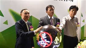 全國獲案毒品銷毀法務部調查局15日在台北北投焚化爐舉行全國獲案毒品銷毀，共316公斤各類查獲毒品被銷毀。左起為調查局長蔡清祥、法務部次長蔡碧仲、北投焚化廠廠長吳文園。中央社記者王飛華攝　107年5月15日