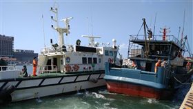 陸籍漁船越界捕魚遭查獲（1）中國大陸正值海洋伏季休漁期間，澎湖海巡隊21日查獲一艘陸籍漁船在澎湖花嶼海域越界捕魚，海巡以優勢警力強靠登船盤查，連船帶人依法押返重罰。（澎湖海巡隊提供）中央社  107年5月21日