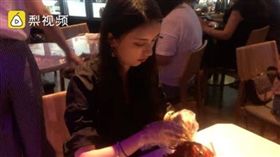 中國大陸,小龍蝦,剝蝦,打工,女大生,加薪,薪水（圖／翻攝自微博）