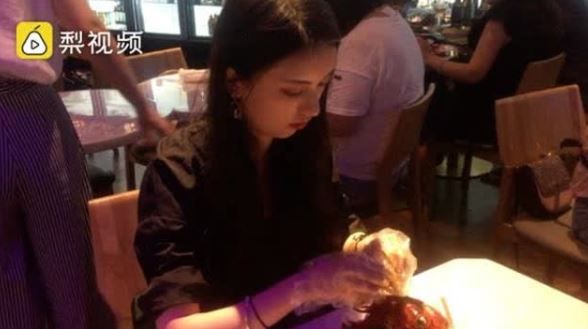 正妹打工剝蝦「好養眼」　每月賺5萬