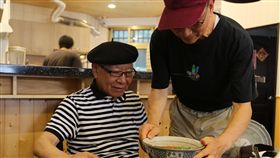 鄭愁予兄弟的牛肉麵情知名詩人鄭愁予的弟弟鄭文正（右）為自閉症的兒子尋覓良好的學習成長環境而移居花蓮，在吉安鄉開一家麵館。鄭愁予（左）22日到花蓮弟弟開的麵館舉辦簽書會，同時吃一碗胞弟煮的牛肉麵。中央社記者李先鳳攝　107年5月22日