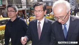 浩鼎案開庭，前中研院長翁啟惠步出士林地方法院 圖／記者林敬旻攝