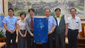 太空中心到澎湖辦科普　贈衛星拍攝空照圖國家實驗研究院太空中心主任林俊良（左3）22日抵澎湖舉辦太空科普教育活動，並致贈衛星福衛五號拍攝的澎湖群島空照圖給縣府。右3為澎湖縣長陳光復。中央社　107年5月22日