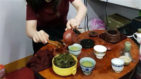 福原愛學泡茶。（圖／翻攝自福原愛推特）