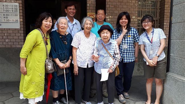 久別76年重逢　八旬灣生擁同窗而泣
