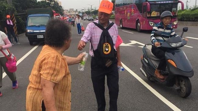跟著媽祖走　阿嬤ㄟ茶比星巴克好喝