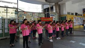 小提琴快閃　金門學童展學習成果金門縣古寧國小學童22日在校長黃芸芸帶領下，以小提琴樂音快閃醫院、車站和安養院，為民眾帶來驚喜，活動除了豐富學童人文關懷素養，也展現學習成果。中央社記者黃慧敏攝　107年5月22日