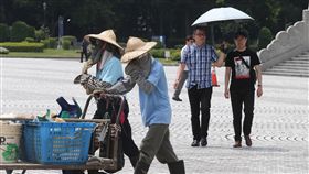 台北飆高溫天氣好熱（2）中央氣象局觀測，16日中午12時7分，台北市氣溫飆到攝氏35.6度，是今年以來台北市新高，不少民眾外出時做好防曬工作，預防中暑。中央社記者謝佳璋攝  107年5月16日