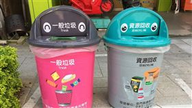 金門迎城隍26日熱鬧登場金門年度盛大民俗慶典迎城隍26日熱鬧登場，金門縣環保局22日表示，當天將舉辦「金門迎城隍 回收佑平安」資源循環宣導活動，並在沿路規劃17個回收點，以色彩鮮明的2款垃圾桶供民眾或遊客投擲。（金門縣環保局提供）中央社記者黃慧敏傳真　107年5月22日