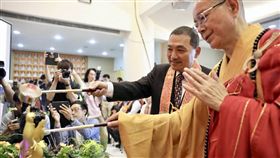 蘇貞昌解決合宜宅污水　侯友宜不滿選舉才處理國民黨新北市長參選人侯友宜（右2）22日前往土城慈法禪寺，對於民進黨新北市長參選人蘇貞昌表示已協調解決桃園龜山A7合宜宅汙水排放問題，侯友宜說，反映一年中央不處理，選舉到了馬上就要做，對市民不公平。（侯友宜辦公室提供）中央社記者林長順傳真　107年5月22日