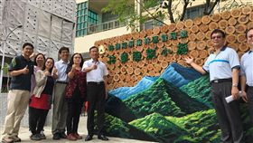 屏東林管處官舍變身服務小棧（3）屏東林管處長張偉顗（左6）表示，官舍荒廢多年，因位於屏東市黃金地段，林務局將官舍活化利用，設「林業服務小棧」，22日開幕除展示疏伐木文創品外，也有書籍借閱及林業諮詢。中央社記者郭芷瑄攝　107年5月22日