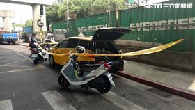 台北市濱江街460號計程車司機車內燒炭現場（翻攝畫面）