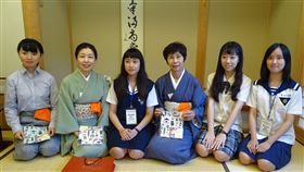 美顏金手獎學生訪日　櫻花妹偏淡妝重儀態全國高中職技藝競賽美顏組「金手獎」得主林苡涓（左3），22日發表赴日研習與參訪成果，認為日本女人妝容偏淡、重視儀態。圖為林苡涓赴日研習合影。（嘉義家職提供）中央社記者江俊亮傳真　107年5月22日