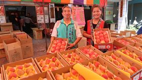 佛心里長直銷水蜜桃高雄市偏鄉那瑪夏水蜜桃已經上市，每年都透過前鎮區鎮東里里長蔡川士（左）協助銷售，增進部落果農的收益。中央社記者王淑芬攝  107年5月22日
