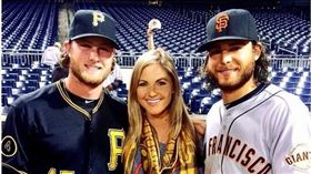 ▲舊金山巨人游擊手Brandon Crawford（右起）、妹妹Amy與妹夫太空人投手Gerrit Cole。（圖／截自網路）
