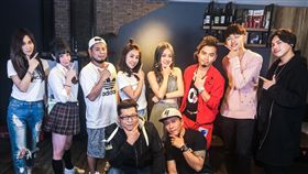 蕭全接受「在不瘋狂就等死」主持人巴巴烙與婷婷專訪，與大家玩成一片。（圖／巔瘋娛樂）