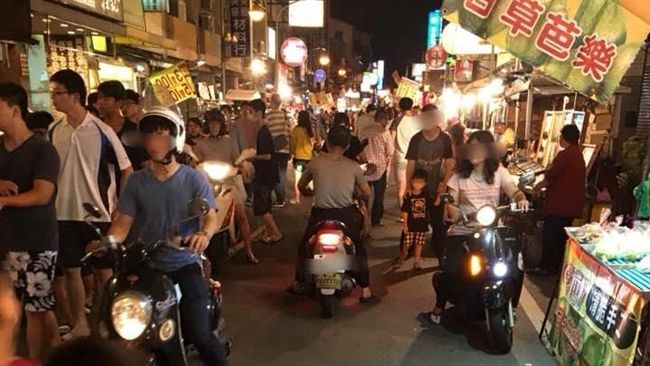 騎車逛夜市超危險？她抱怨引網友論戰