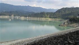 台南水情緊  避免5月底進三階段限水南部地區主要水庫蓄水量不如預期，南區水資源局已伺機辦理人工增雨作業，盼提高降雨效果。將以5月底前避免進入影響民眾生活的第三階限水為目標。圖為曾文水庫蓄水狀況。（南區水資源局提供）中央社記者楊思瑞台南傳真  107年3月8日